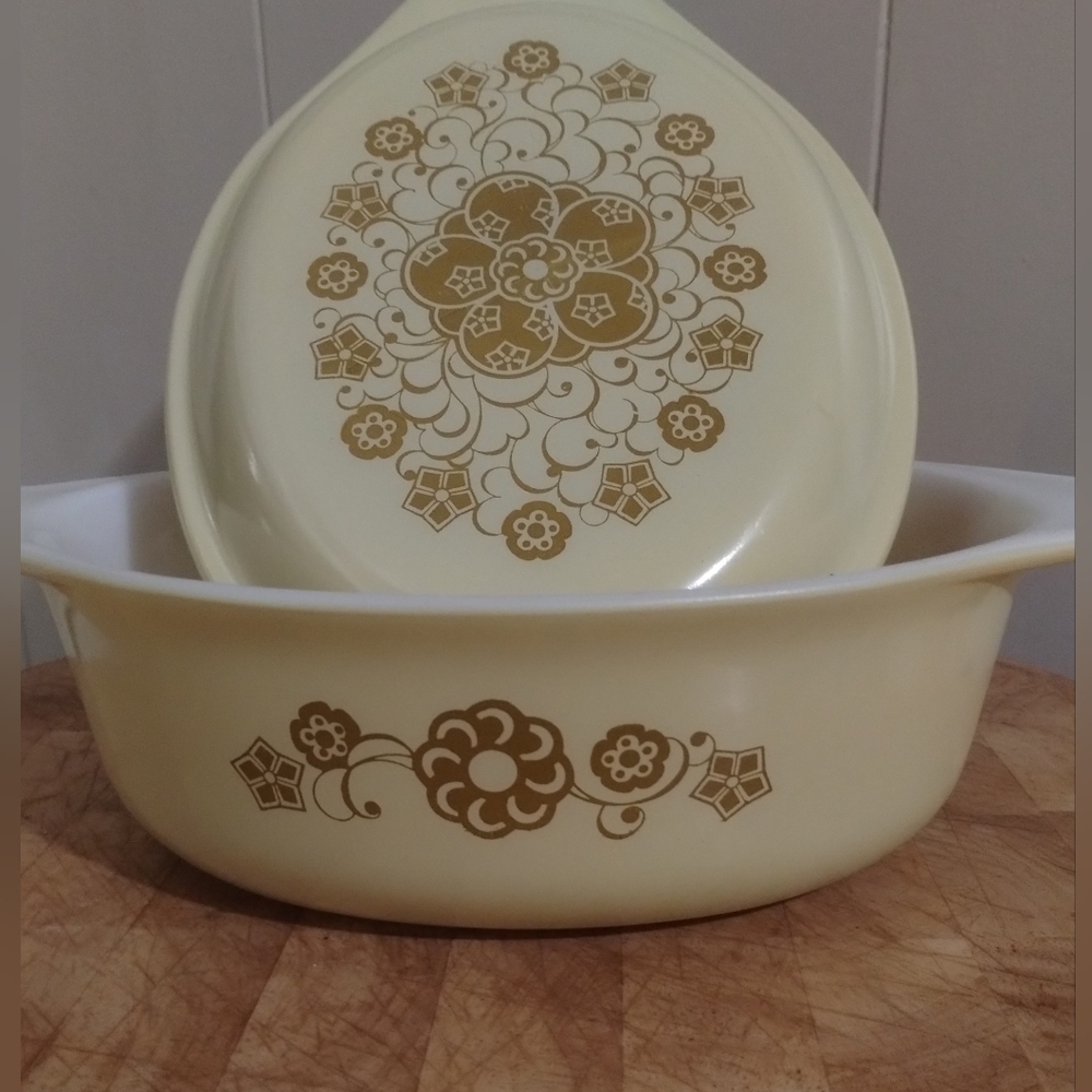 Vintage PYREX "Kim Chee"  Lidded Oval Casserole Dish / 043 / 1.5 qt / Floral